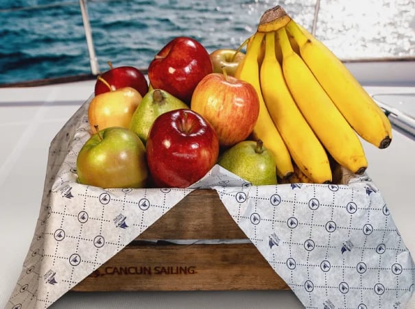Pieza de fruta de cortesía.